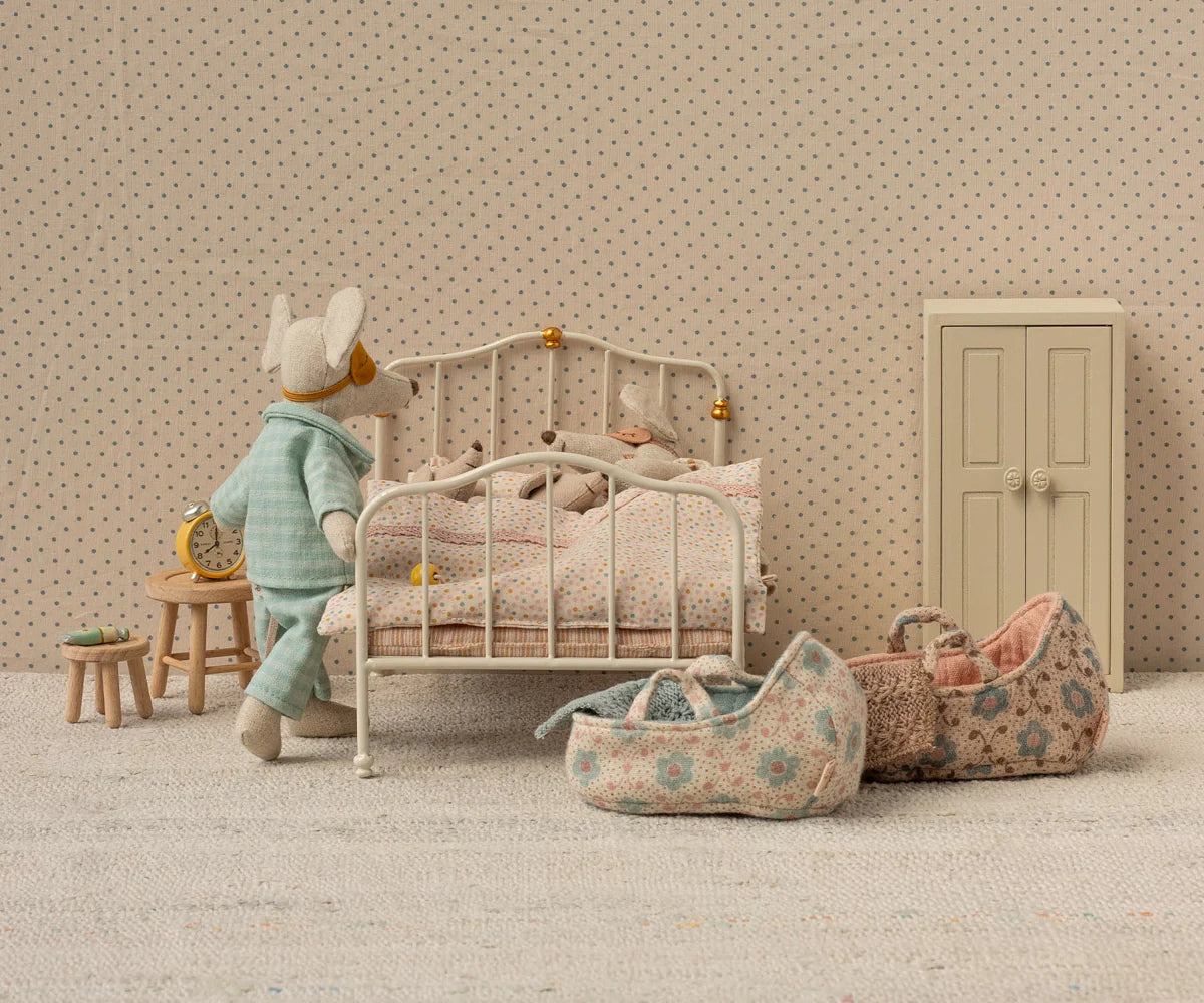 Vintage Bed, Mouse- Off-White
