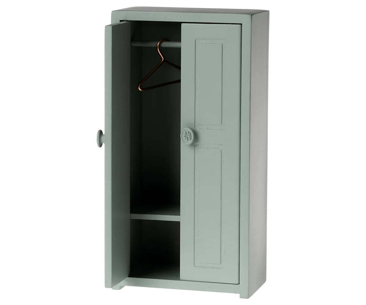 Soft Blue Closet, Mouse