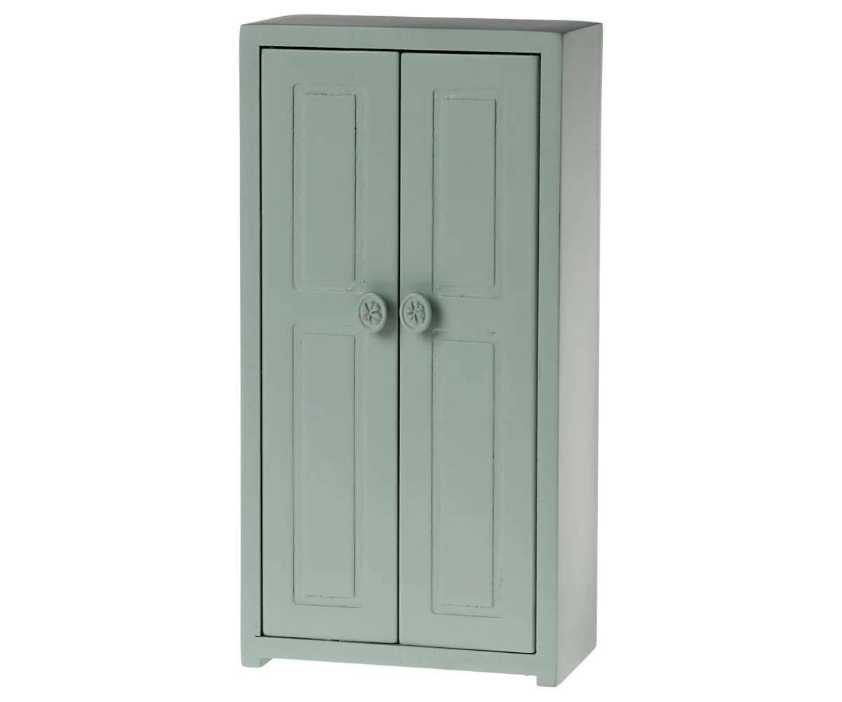 Soft Blue Closet, Mouse