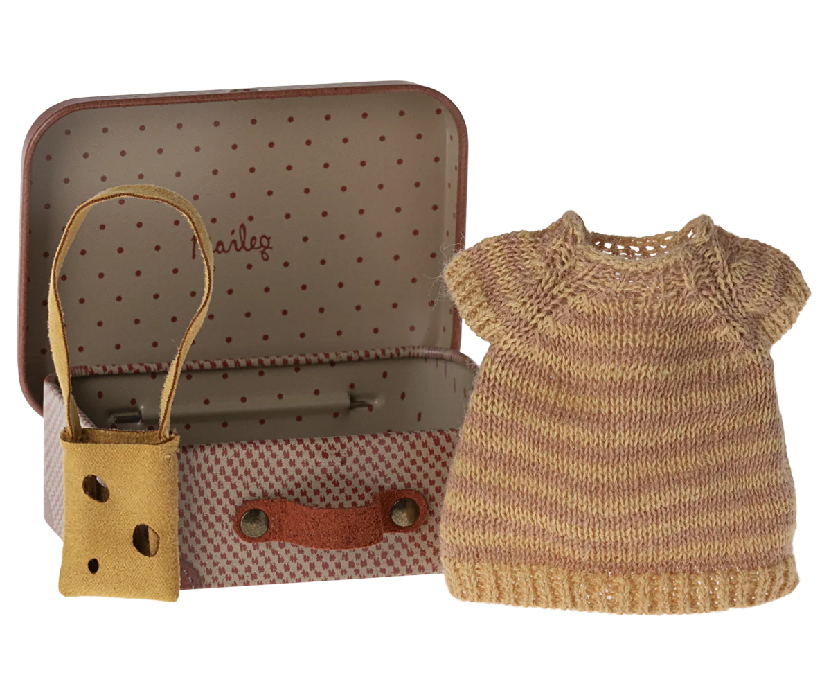 Knitted dress and bag in suitcase - Maileg Big Sister Mouse